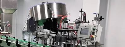 เครื่องปิดฝาเกลียวระบบบรรจุภัณฑ์อัตโนมัติ 150 ขวด / นาที PLC